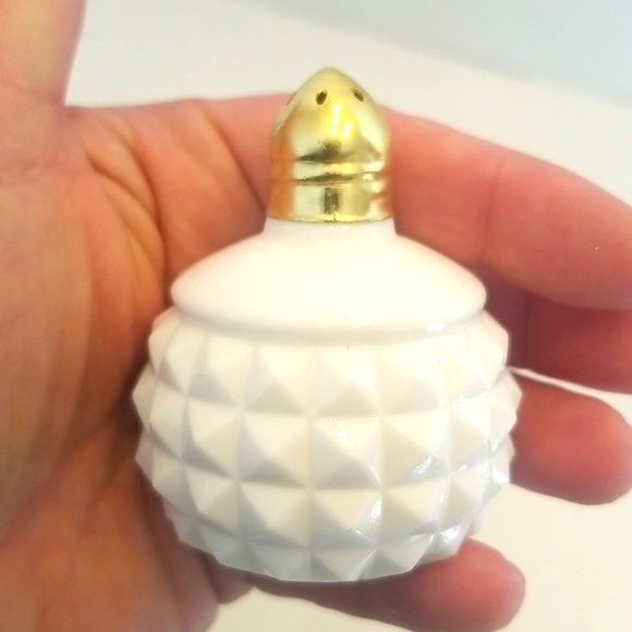 Vintage White Milk Glass Japan Hobnail Salt & Pepper Shaker Set. - Picture 3 of 7